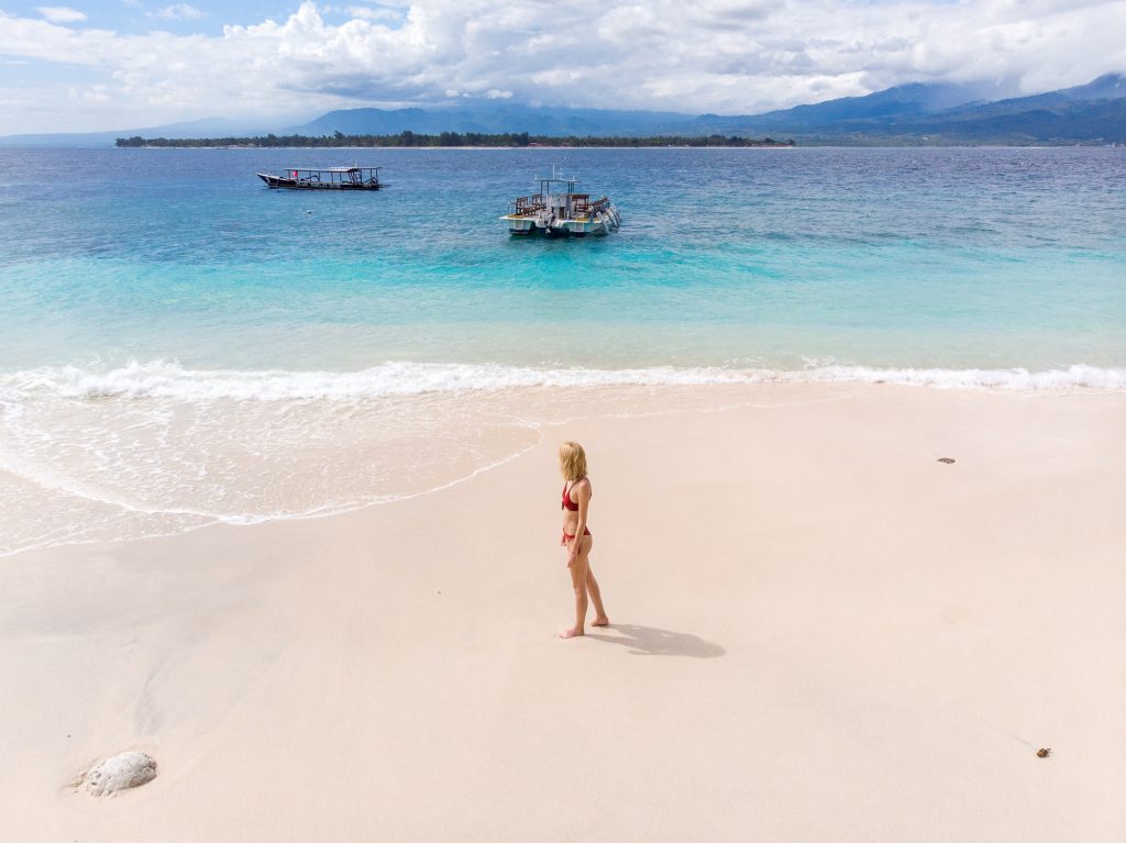 Gili Meno fata pe plaja fotografie drona Bali
