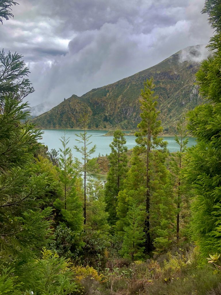 Lagoa do Fogo drumetie plaja secreta insula Sao Miguel Azore Portugalia