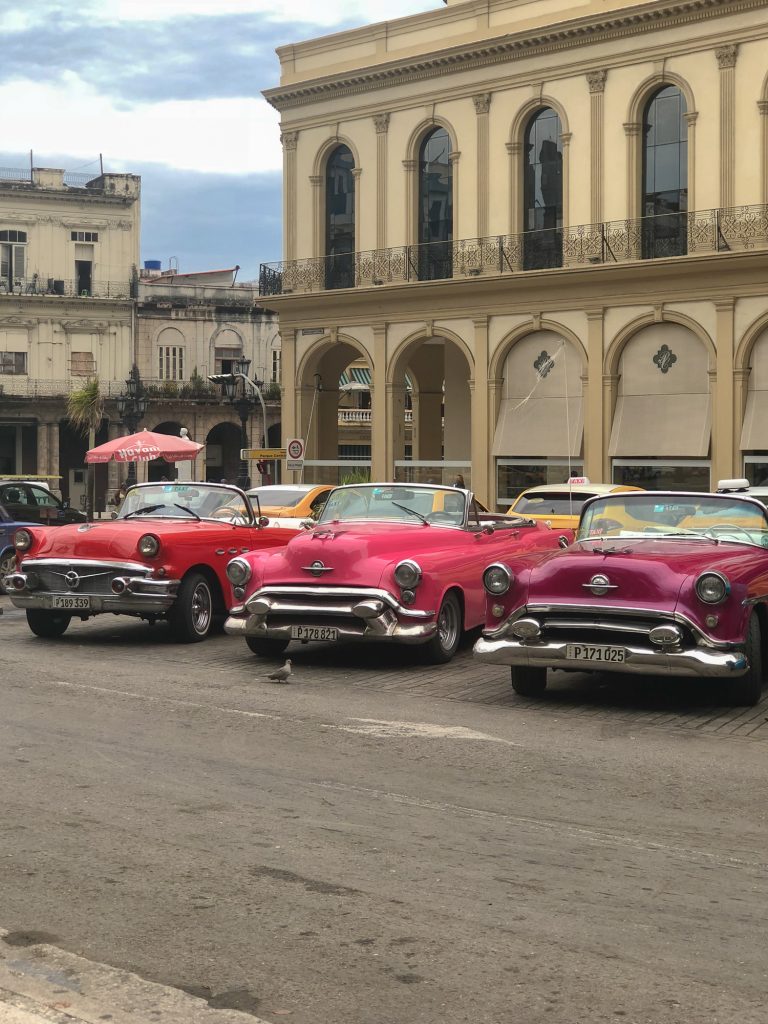 Masini clasice centru Havana veche Cuba