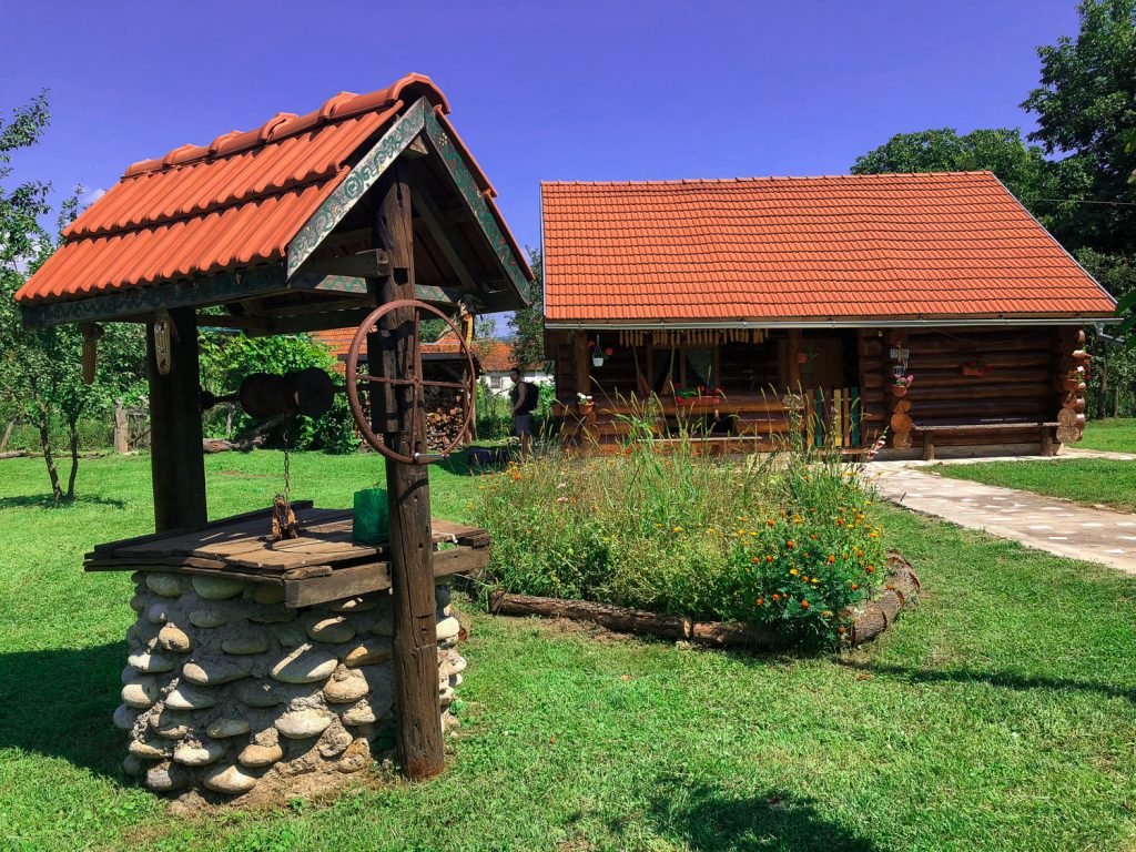 Transylvania Log Cabins Pesteana