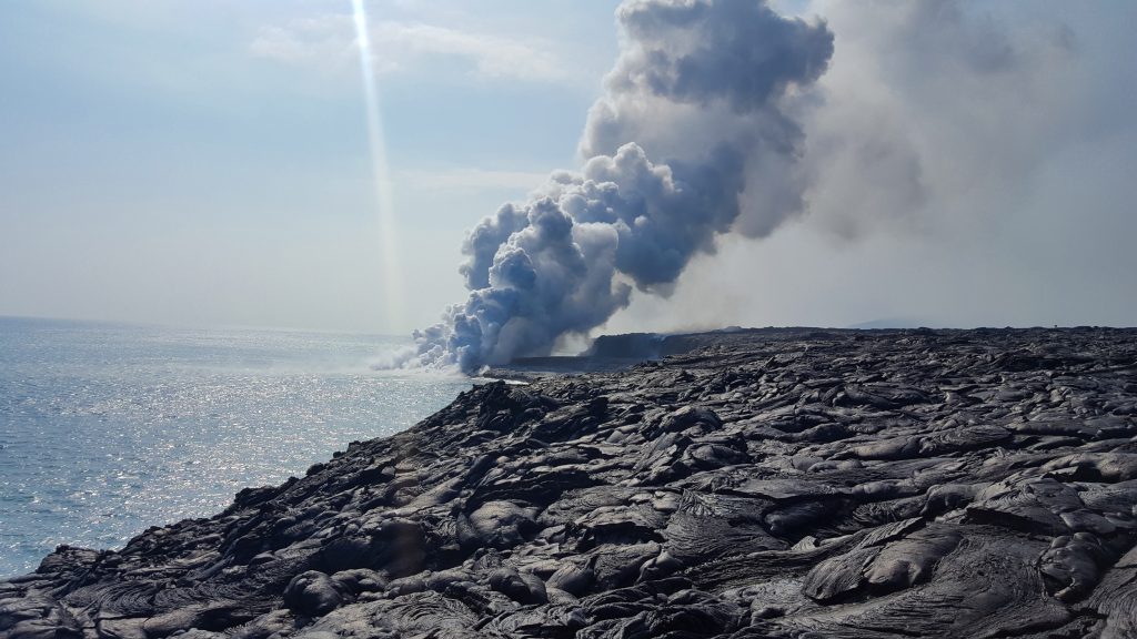 Lava in oceanul Pacific vulcanul Kilauea Big Island Hawaii